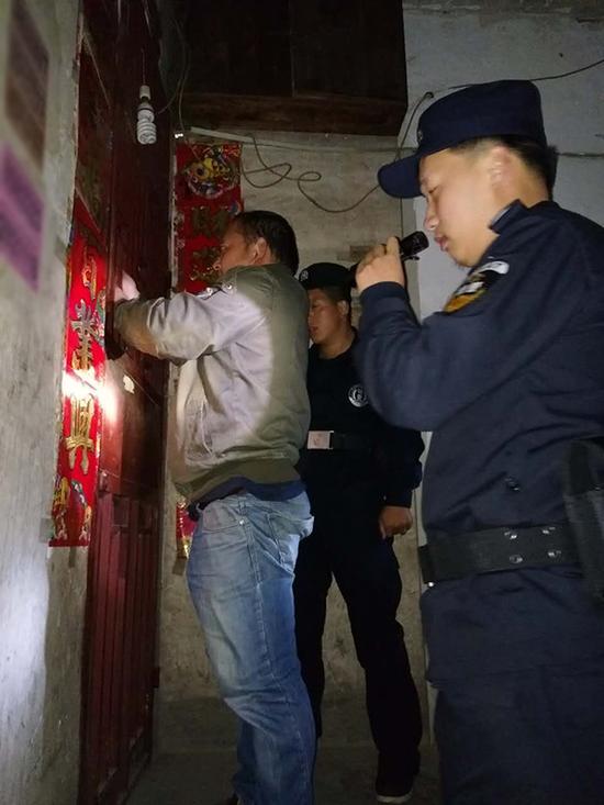 河源粗心妈妈误将幼女锁家中 